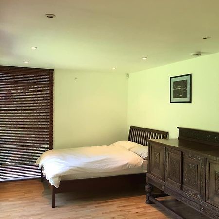 The Studio London Luaran gambar