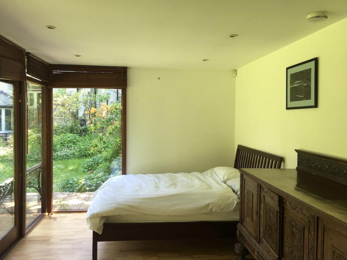 The Studio London Luaran gambar